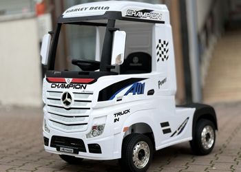 Beyaz Mercedes Akülü Tır